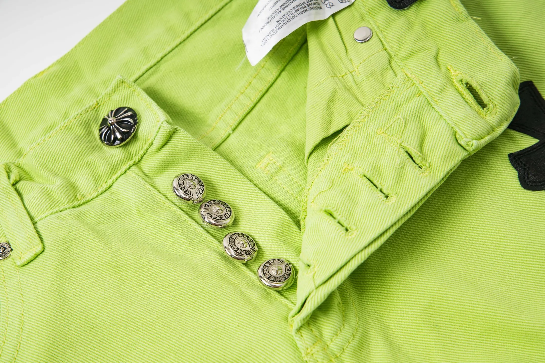 P250 Chrome Hearts dopamine green denim and black and yellow leather couple jeans are a hot trend this season and are sought after by countless celebrities and fashionistas. The neat details of the cutting process add color to the playful fashion! The neat and meticulous design, and the well-fitting structure is unique. The upper body not only has outstanding recognition, but also looks younger and younger. A style with the ultimate wearing meaning and performance, gorgeous color matching, and the craftsmanship of this style is also extremely extraordinary. After the finished product is washed, it is disassembled and hand-made with sheepskin cross leather and then spliced ​​together to complete. The whole piece has too many craftsmanship to describe. It is decorated with patchwork cross flowers and high-waisted washed jeans! ! Absolutely high-end luxury product, a god-level single product, a super popular product, made by top heavy industry, a magic weapon that cannot be missed to hit the streets. Style number: 1829# Size: 28 30 32 34 Color: green